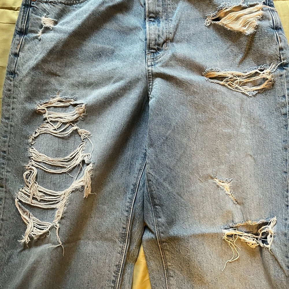 American Eagle Outfitters Light Blue Distressed Jeans - Picture 3 of 5